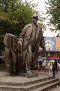Statue_of_Lenin_Seattle.jpg
